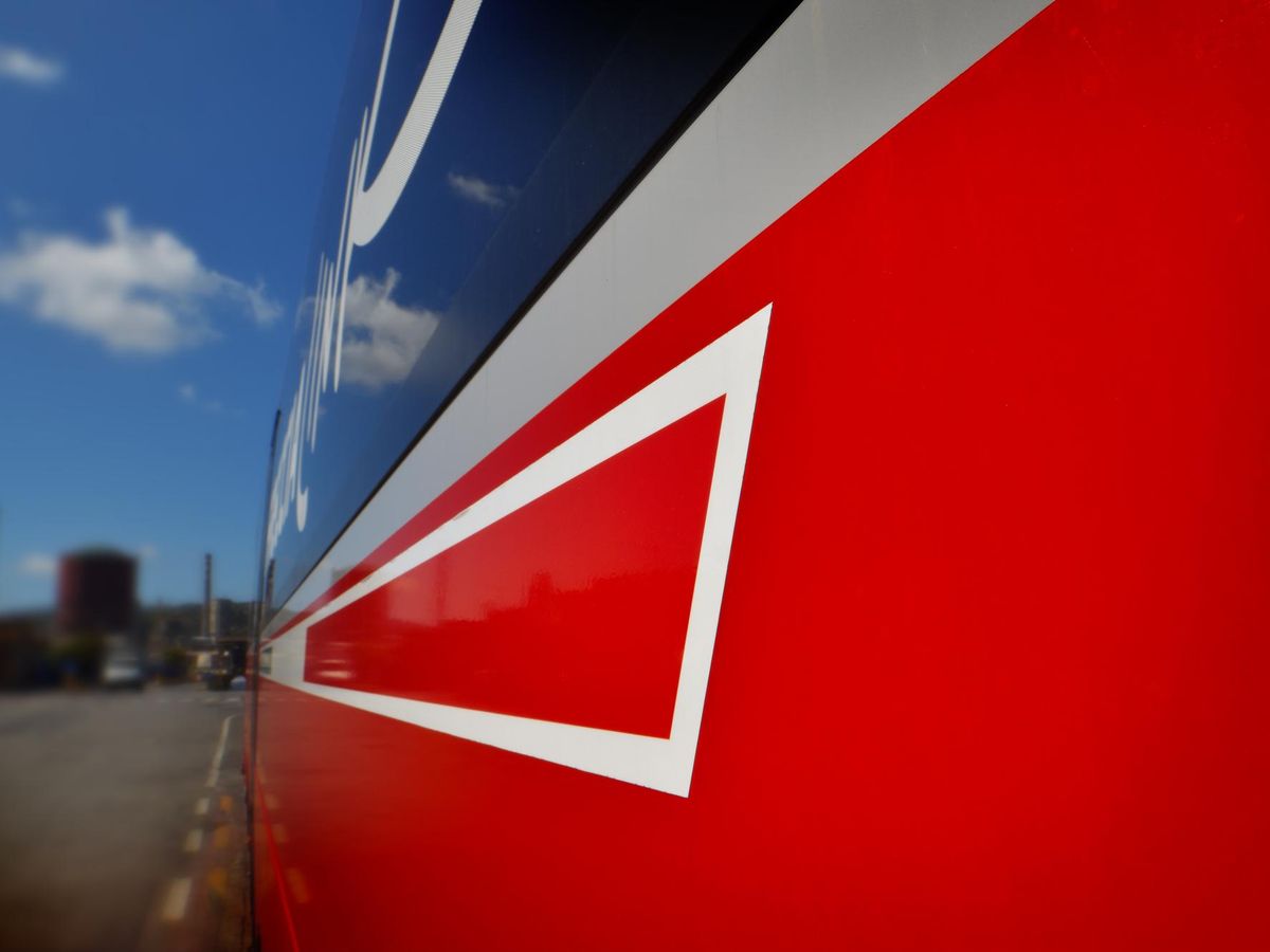 Dlaczego flagi reklamowe na samochód zwiększają widoczność marki? Klucz do skutecznej reklamy mobilnej