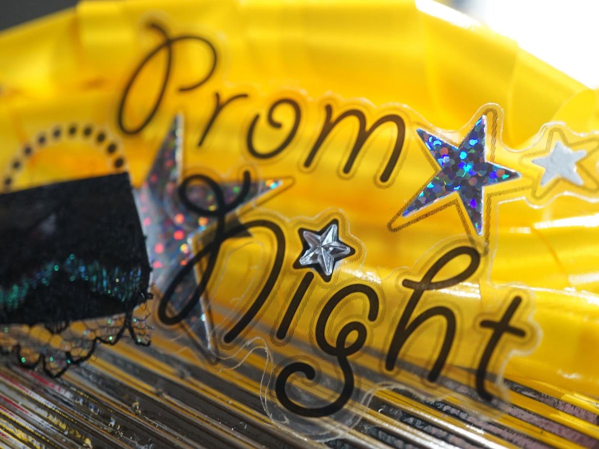 Personalizacja flag samochodowych – pomysły i inspiracje dla skutecznej reklamy mobilnej